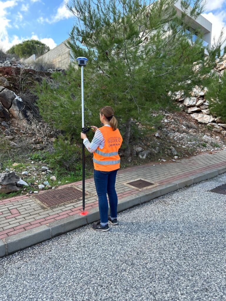 Topógrafa especialista de Geosur realizando mediciones en Málaga