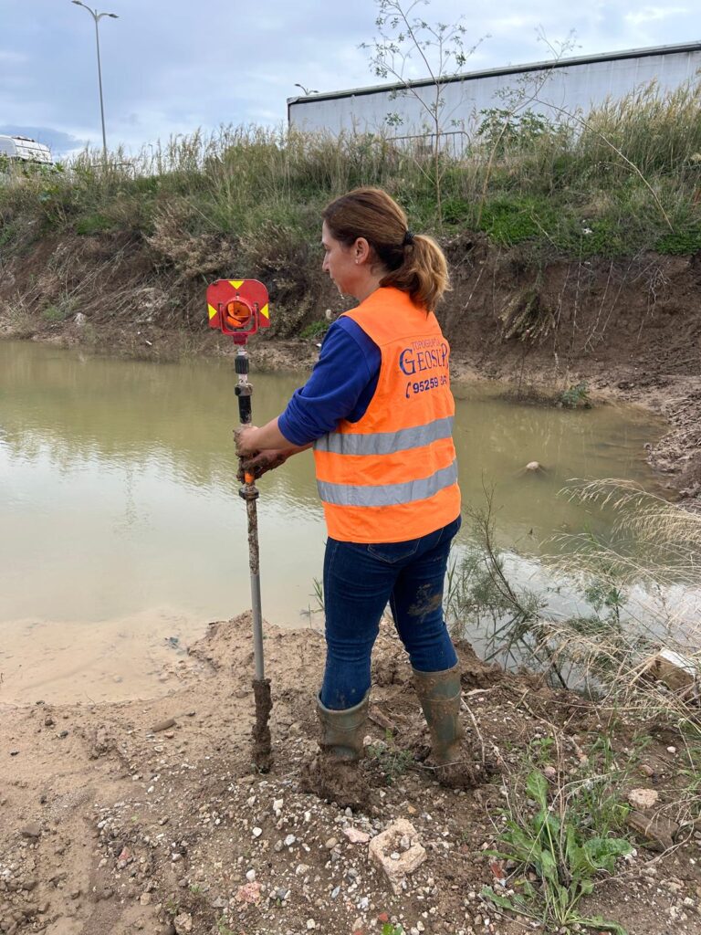 Especialista en topografía del estudio topográfico Geosur, tomando medidas de forma precisa